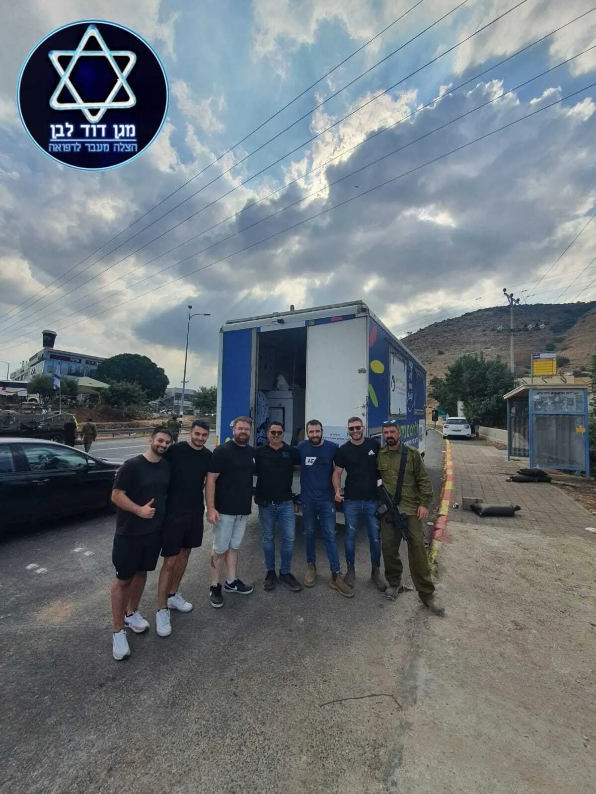 מתנדבים וחיילים בשטח