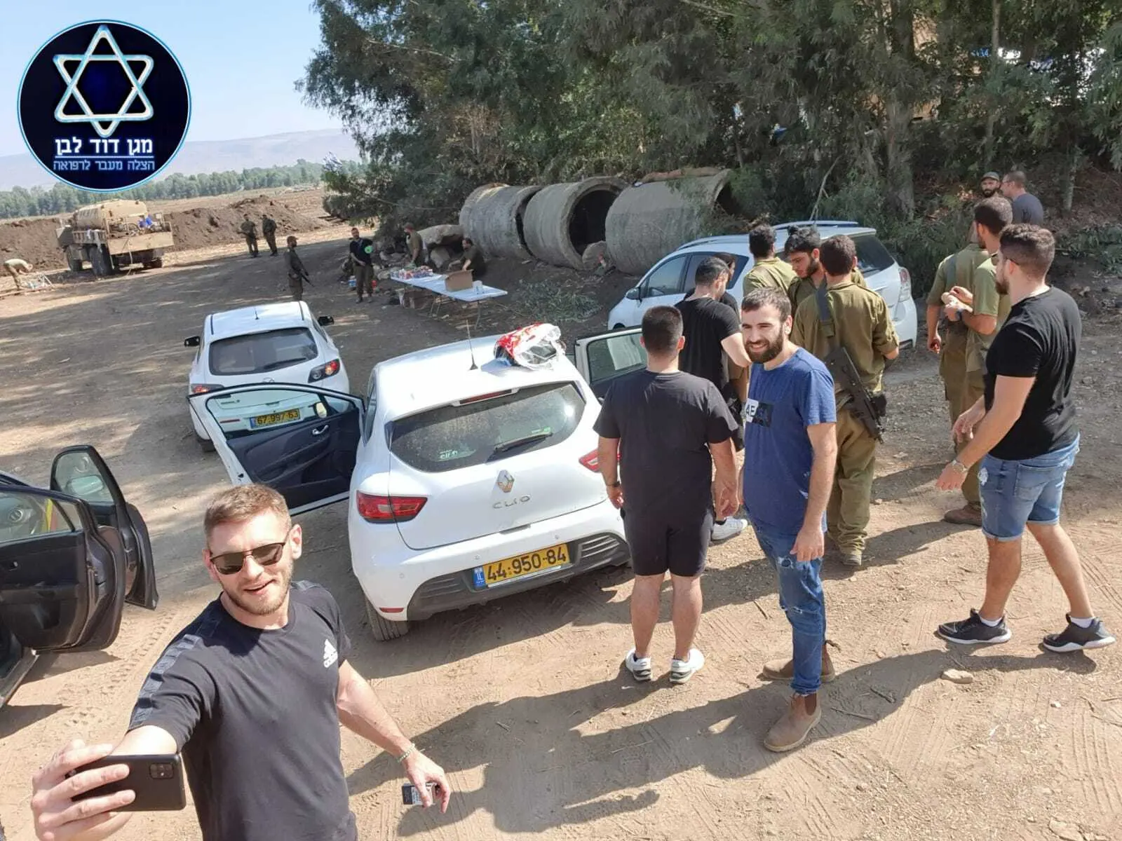 מתנדבים ממיינים ציוד במחסן